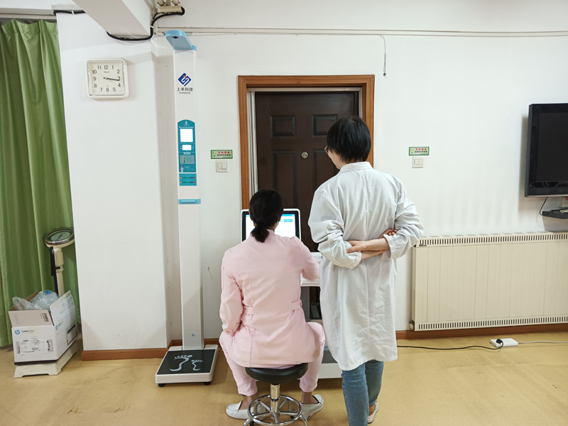 茶港醫(yī)務(wù)室調(diào)試新設(shè)備中